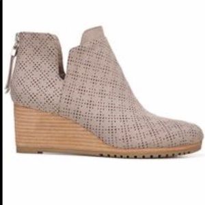 Dr Scholl’s Call Me Up tan wedge booties 8